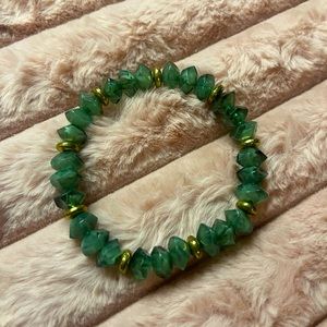 Vintage emerald green stone stretch bracelet.
